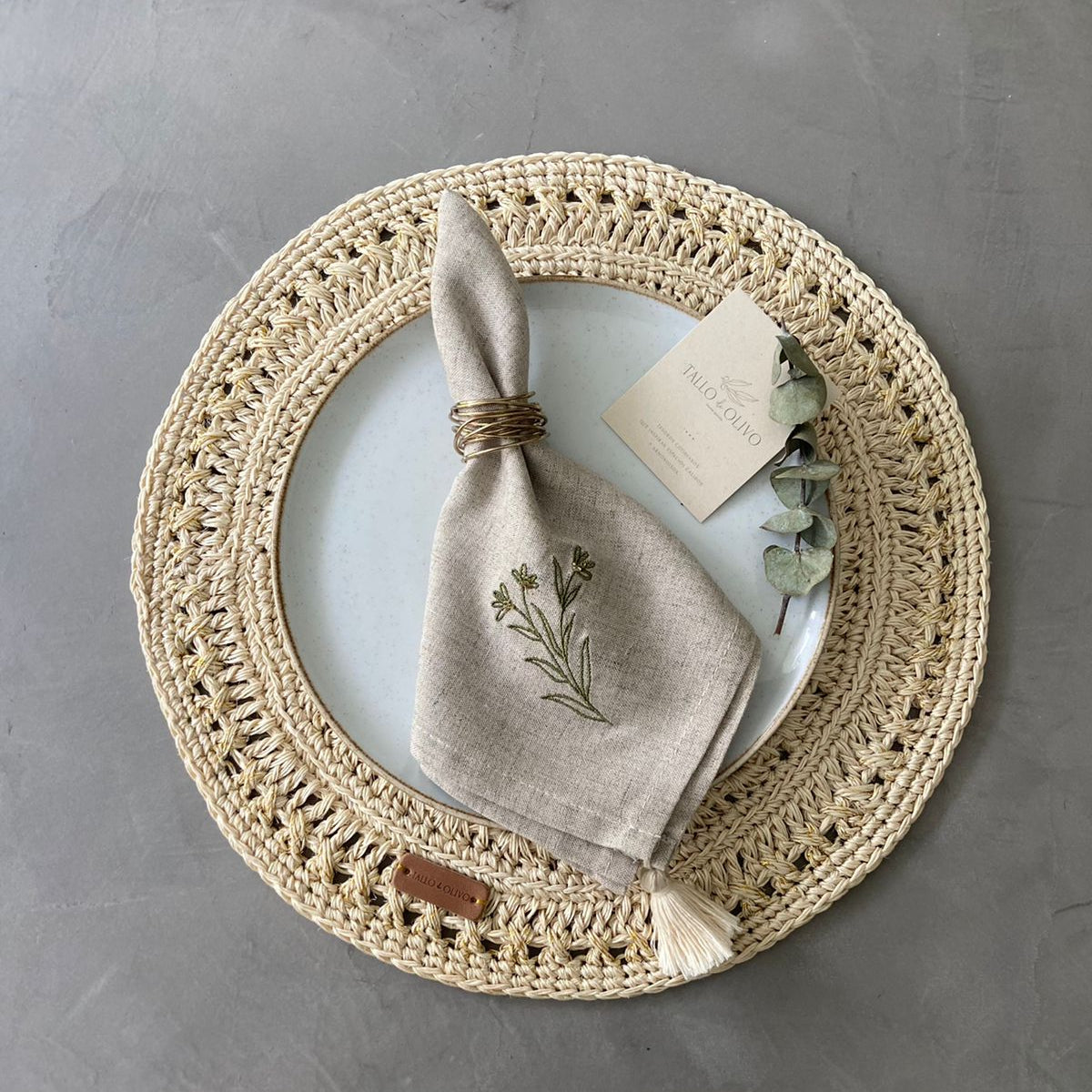 Stylish dining table with Fique Pacific Placemats – A beautifully arranged dining table featuring a round placemat and linen napkin, highlighting how it enhances the table’s aesthetic with a natural, artisanal touch.